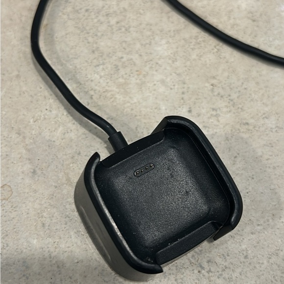 Fitbit Versa 2 with charger - Picture 4 of 4